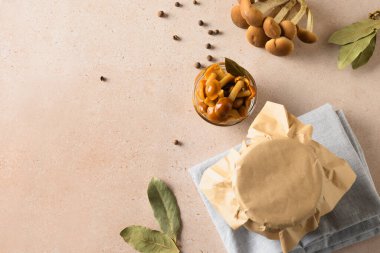 Bahçe yaprağıyla servis edilen ballı mantar turşusu..