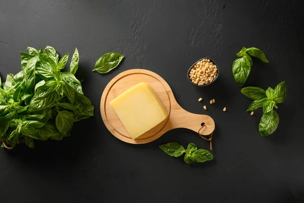 Čerstvá bazalka, cedrové oříšky, olivový olej a parmezán a ingredience pro domácí pesto. — Stock fotografie