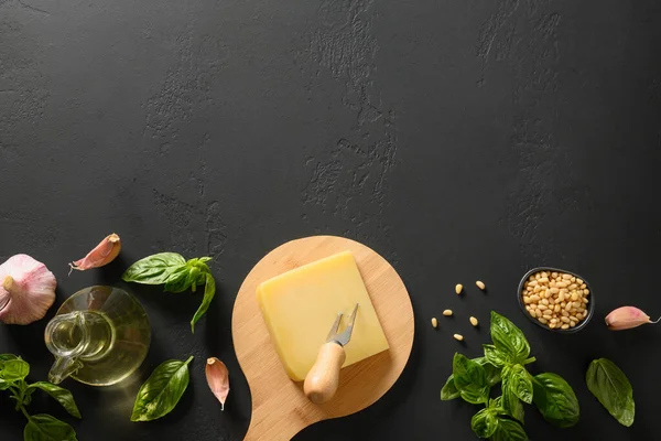 コピースペースと黒の背景に自家製ペストのための新鮮なバジル 杉の実 オリーブオイルとパルメザンチーズと成分 上からの眺め — ストック写真