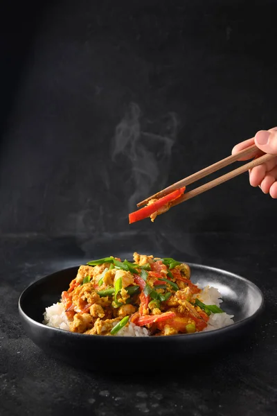 Tradicional tailandés desayuno gai pad pongali con pollo, huevos, picante, pasta de curry tailandés amarillo en el arroz. —  Fotos de Stock