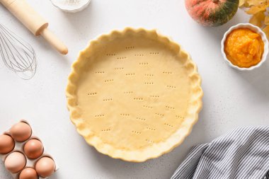 Şükran Günü için balkabaklı turta yapma süreci. Yukarıdan görüntüle.