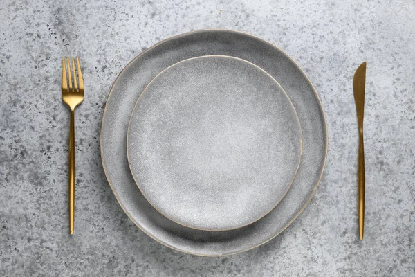 Налаштування таблиці елегантності з порожньою сірою тарілкою як макет  . — стокове фото