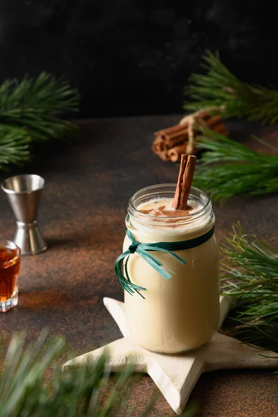 Traditioneller Weihnachtsalkohol-Eierlikör mit geriebener Muskatnuss und Zimt. Nahaufnahme. — Stockfoto