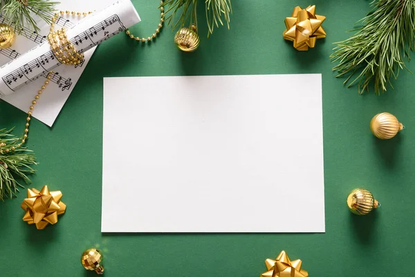 Lege Blanco Voor Kerstliedjes Zingt Versierde Gouden Ballen Een Groene — Stockfoto
