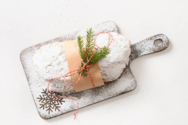 Noel çalıntısı, beyaz arka planda Alman ekmeği. Yukarıdan bak. Noel tatili meyveli keki. Christstollen.