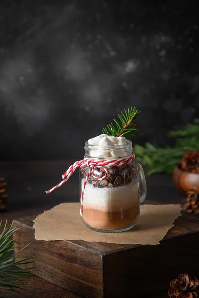 Regalo de Navidad comestible casero en tarro de vidrio para hacer bebida de chocolate. —  Fotos de Stock