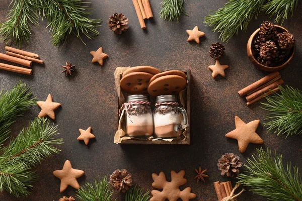 Regalo de Navidad comestible casero en tarro de vidrio para hacer bebida de chocolate. —  Fotos de Stock