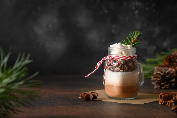 Regalo de Navidad comestible casero en tarro de vidrio para hacer bebida de chocolate. —  Fotos de Stock