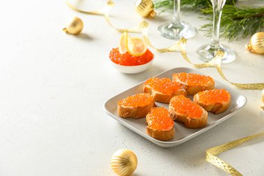 Yeni yıl ya da Noel partisi için kırmızı havyarlı kanepe