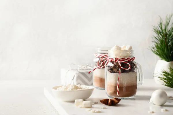 Regalo de Navidad comestible casero en tarro de vidrio para hacer bebida de chocolate . —  Fotos de Stock