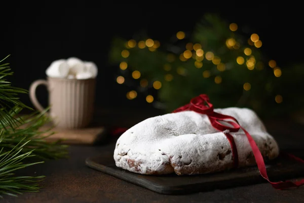 Traditional Christmas stollen, winte coffe and cozy garland. — Stock Photo, Image