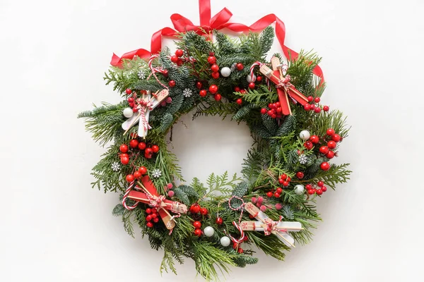 Corona de Navidad de rama de abeto natural fresco con bayas de acebo rojo y decoración. Año Nuevo. Vacaciones de Navidad. — Foto de Stock