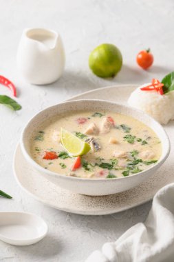 Baharatlı hindistan cevizi Tom Kha Gai çorbası, tavuk, vişneli domates. Asya Tayland yemekleri.