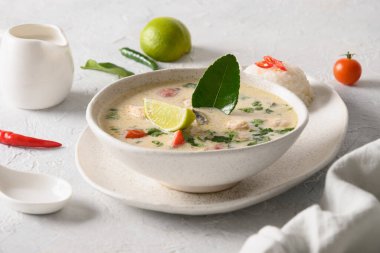 Baharatlı hindistan cevizi Tom Kha Gai çorbası, tavuk, vişneli domates. Asya Tayland yemekleri.