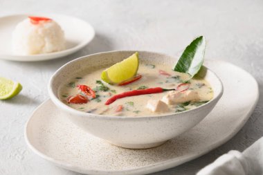 Baharatlı hindistan cevizi Tom Kha Gai çorbası, tavuk, vişneli domates. Asya Tayland yemekleri.
