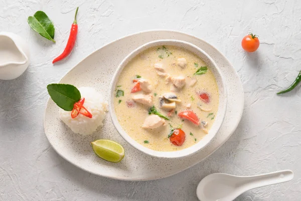 Würzige Kokosnuss-Tom-Kha-Gai-Suppe mit Huhn und Kirschtomaten. Asiatisches Thai-Essen. — Stockfoto