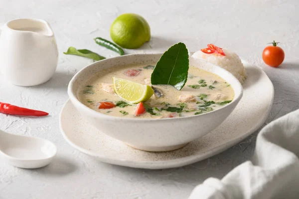 Fűszeres kókuszos Tom Kha Gai leves csirkével, cseresznyés paradicsommal. Ázsiai thai élelmiszer. — Stock Fotó