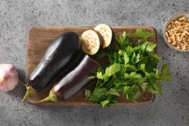 Baba ganoush Levantine mutfak aperatifi maydanozlu, sarımsaklı ve zeytinyağlı fırında patlıcan.