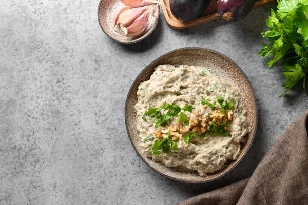 Baba ganoush Cozinha levantina aperitivo de berinjela assada com salsa, alho e azeite. — Fotografia de Stock