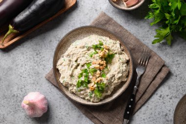 Baba ganoush Levantine mutfak aperatifi maydanozlu, sarımsaklı ve zeytinyağlı fırında patlıcan.