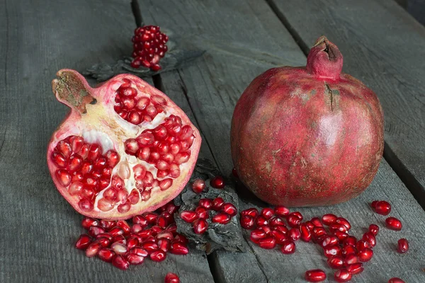 Bodegón de frutas de otoño, granadas. Vintage . —  Fotos de Stock