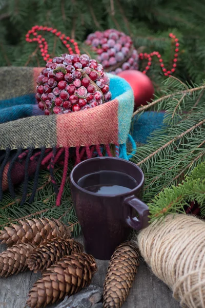 Чашка горячего чая на деревенском деревянном столе . — стоковое фото
