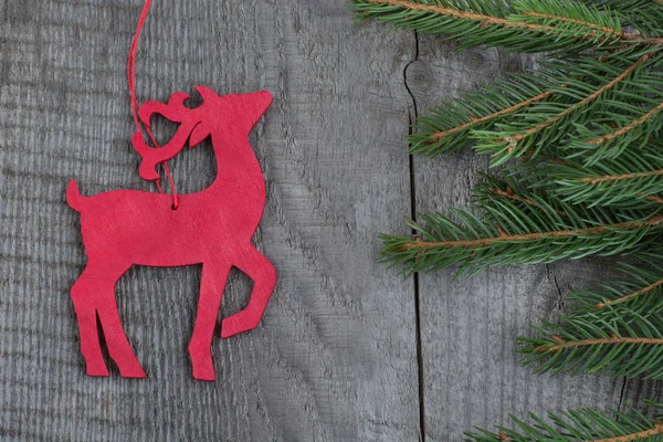 Decoración de venado de Navidad roja de madera sobre fondo de madera — Foto de Stock