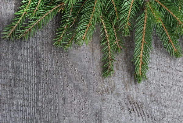 Abete di Natale su uno sfondo di legno, sfondo di Natale. Vista dall'alto con spazio di copia — Foto Stock