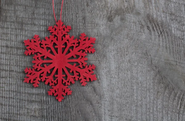 Copos de nieve rojos de madera de Navidad. Decoración sobre fondo de madera. Vista superior con espacio de copia — Foto de Stock