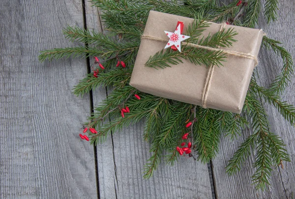 Coffret cadeau de Noël emballage artisanal, mignon cadeau simple de dernière minute fait main. Vue du dessus . — Photo