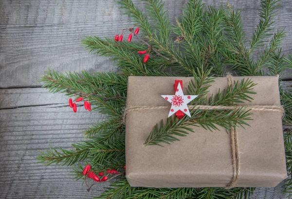 Coffret cadeau de Noël emballage artisanal, mignon cadeau simple de dernière minute fait main. Vue du dessus . — Photo