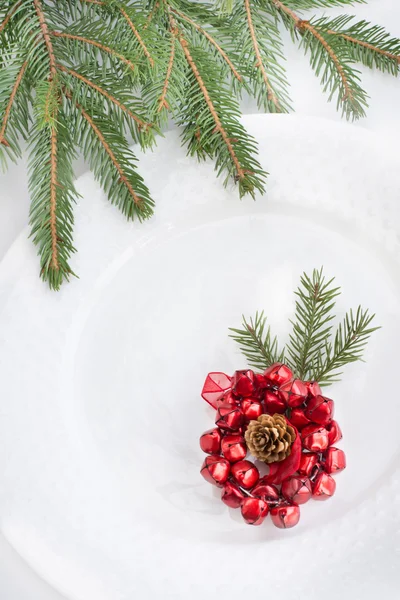 Assiette blanche de Noël avec branches de pin de Noël, décorations. Noël vacances fond. Vue supérieure avec espace de copie . — Photo