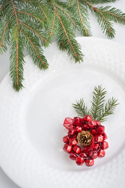 Рождественская белая тарелка с рождественскими сосновыми ветвями, украшения. Рождественские праздники фон. Вид сверху с пространством для копирования . — стоковое фото