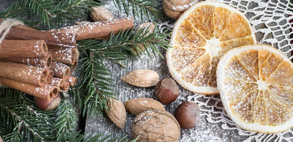 Bodegón de Navidad con almendra, canela sobre mesa de madera. Vista superior . —  Fotos de Stock