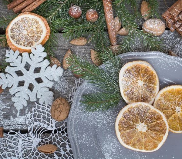 Bodegón de Navidad con deliciosa, almendra, canela, copos de nieve en la mesa de madera. Vista superior . —  Fotos de Stock