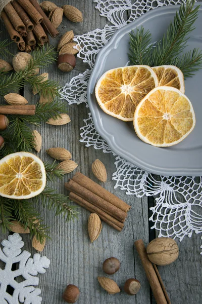 Bodegón navideño con naranja, almendra, canela sobre mesa de madera. Vista superior . —  Fotos de Stock