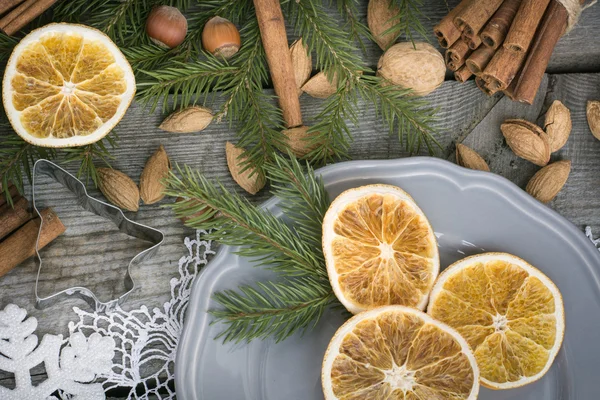 Bodegón de Navidad con naranja, almendra, canela. Vista superior . —  Fotos de Stock