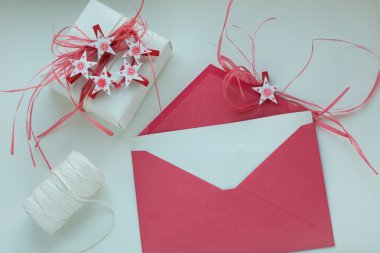 Masada süslemeleri ile kırmızı zarf. Üstten Görünüm ile boşaltmak.