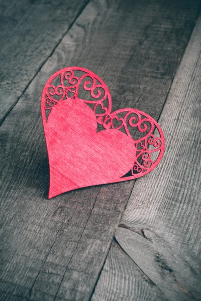 День святого Валентина деревянное резное сердце на фоне деревянного стола с копировальным пространством . — стоковое фото