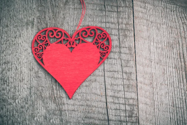 День святого Валентина деревянное резное сердце на фоне деревянного стола с копировальным пространством . — стоковое фото