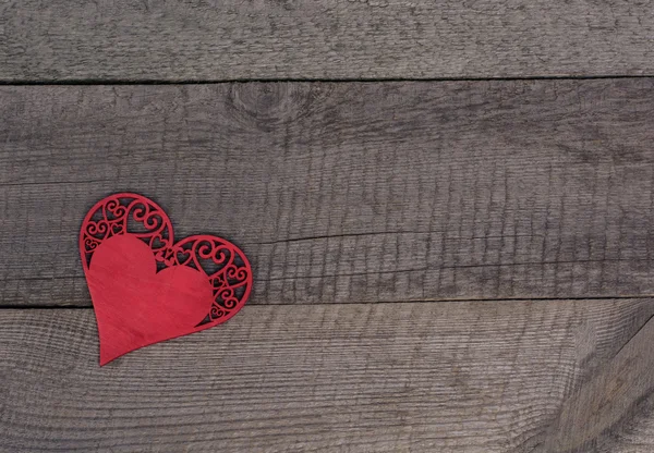 День Святого Валентина. Деревянное резное сердце на фоне деревянного стола с копировальным пространством . — стоковое фото