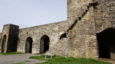 Haydarabad, Telangana, Hindistan 'ın dışındaki Golconda kalesinin tarihi manzaralı güçlendirilmiş mimarisi.
