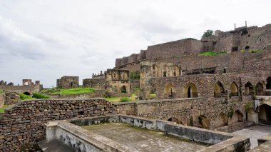 Haydarabad, Telangana, Hindistan 'ın dışındaki yemyeşil bahçeli Golconda Kalesi' nin inanılmaz tarihi manzaralı kalesi..