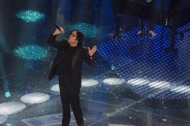 Renato, Renato Fiacchini (Roma, 30 Eylül 1950), Russell sıfırdır bir söz yazarı, şarkıcı, dansçı ve kayıt yapımcısı İtalyanca
