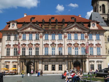 Prag, Bohemya, Çek Cumhuriyeti 11 Haziran 2013: Prag Tarih Merkezi 'ndeki Eski Şehir Meydanı' nda Kinsky Sarayı 'nın (mimar Kilian Ignaz Dientzenhofer) ön manzarası. Saray binası şu anda sanat müzesi olarak kullanılıyor.. 
