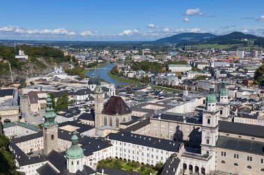Salzburg City, Land Salzburg, Avusturya 'daki ünlü Tarih Merkezi (Altstadt) ve Salzach Nehri' nin antik kiliseleriyle şehrin yüksek açılı manzarası. Güneşli bir gün, mavi gökyüzü, bulutlar. Avusturya tarihi eserleri. Turistik bir yer.