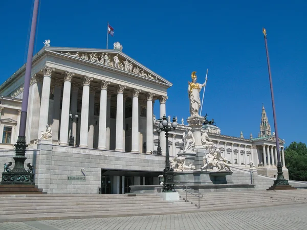 Österrikes parlamentsbyggnad och Athena fontänen, Wien, Österrike — Stockfoto