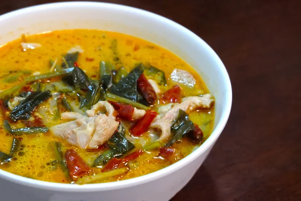 Tom yum ahşap masa üzerinde tavuk çorbası