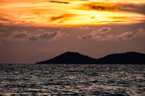 Rayong plajda güzel gün batımı