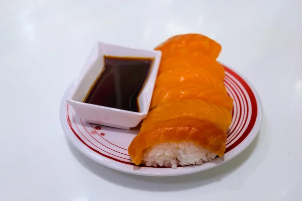 Lachssushi-Set mit Shoyu-Sauce auf isoliertem Hintergrund — Stockfoto